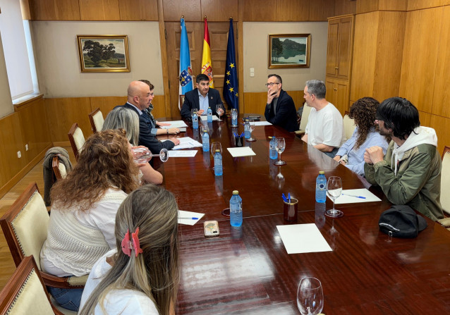 El delegado del Gobierno en Galicia, Pedro Blanco, se reúne con cooperativistas del barrio coruñés de Xuxán