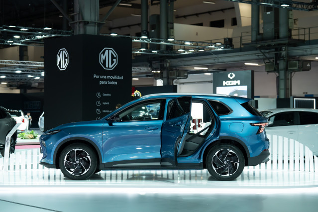 El nuevo modelo MG S5 durante su presentación en el Automobile, a 9 de mayo de 2025, en Barcelona, Cataluña (España). MG ha sido una de las numerosas marcas de coches que se han dado cita en el Automobile Barcelona 2025. Este evento, antes conocido como S