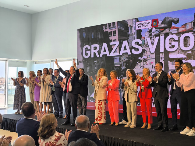 El alcalde de Vigo, Abel Caballero, con su equipo de gobierno, en un acto de balance de 18 años de mandato. En Vigo, a 2 de junio de 2025.