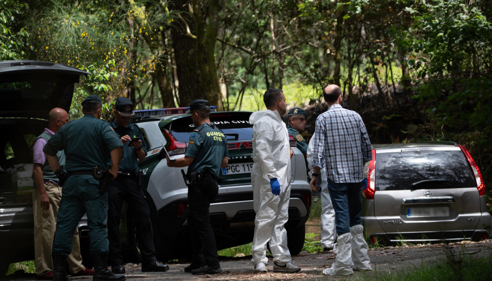 Agentes de la Guardia Civil en el lugar en el que se han encontrado los cuerpos, a 31 de mayo de 2025, en Campo Lameiro, Pontevedra, Galicia (España).