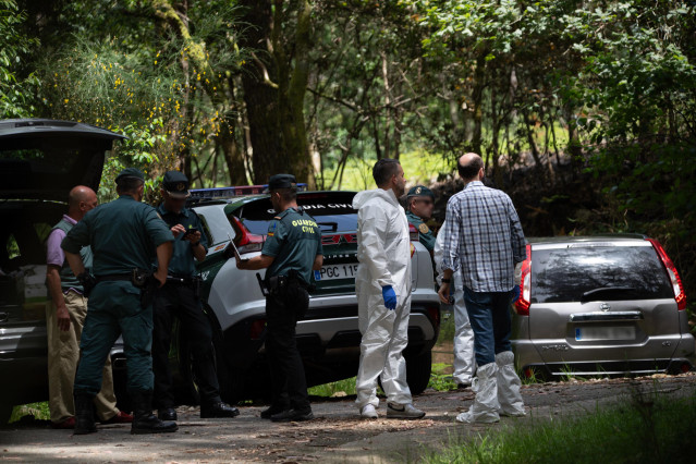 Agentes de la Guardia Civil en el lugar en el que se han encontrado los cuerpos, a 31 de mayo de 2025, en Campo Lameiro, Pontevedra, Galicia (España).