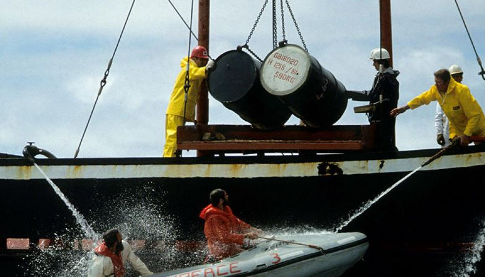 Activistas de Greenpeace tratando de impedir el depósito de los bidones submarinos en 1981 en una foto publicada por el CNRS