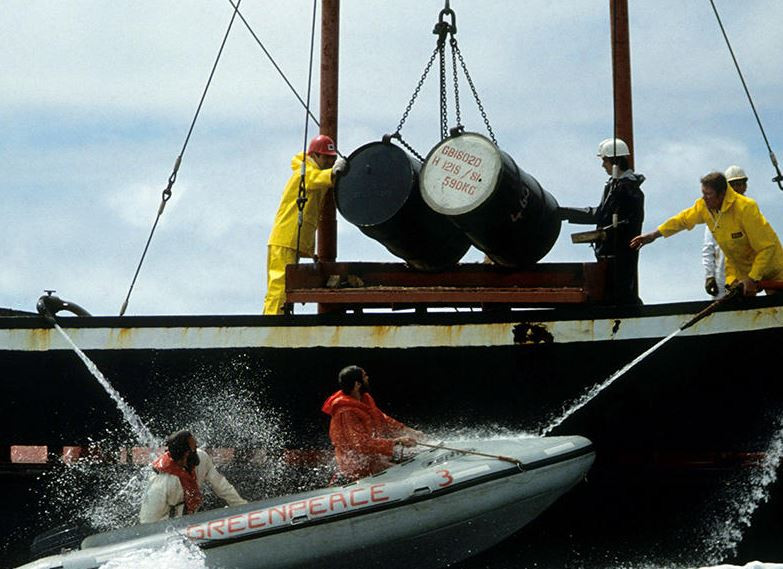 Activistas de Greenpeace tratando de impedir el depósito de los bidones submarinos en 1981 en una foto publicada por el CNRS