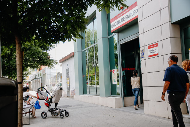 Archivo - Una mujer entra una oficina del Servicio Público de Empleo Estatal (Sepe), a 2 de junio de 2022, en Madrid (España). El número de parados registrados en las oficinas de los servicios públicos de empleo se redujo en 99.512 desempleados en mayo (-