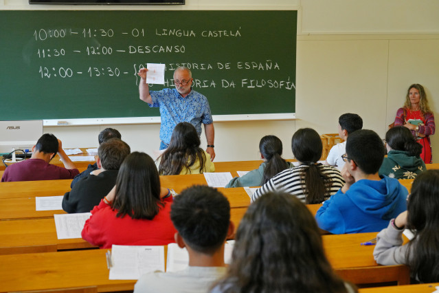 Alumnos durante el primer día de selectividad en Galicia, a 3 de junio de 2025, en Santiago de Compostela, A Coruña, Galicia (España). Un total de 12.946 estudiantes gallegos están matriculados para participar, entre este martes y este jueves, 3, 4 y 5 de