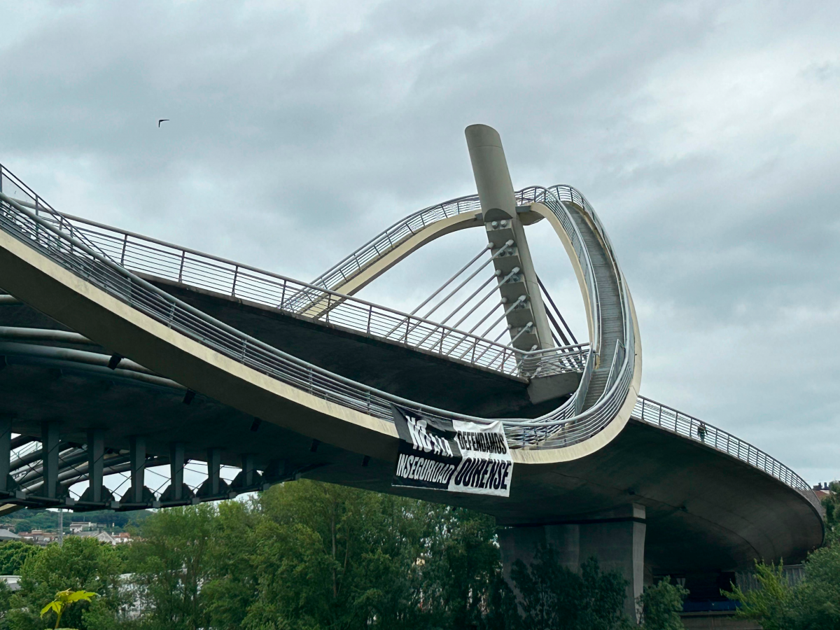 Pancarta denunciando la inseguridad en el Ponte del Milenio en Ourense
