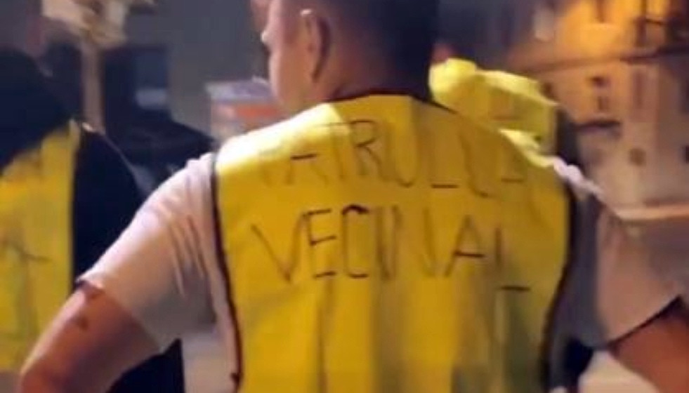 Vigilante vecinal patrullando por la noche en un frame de un vídeo de Roberto Vaquero