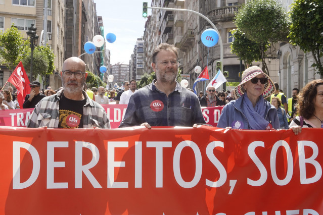 Archivo - Varias personas durante la manifestación por el Día del Trabajador convocada por CIG, a 1 de mayo de 2025, en Vigo, Pontevedra, Galicia (España). Los sindicatos UGT y CCOO han convocado hoy 1 de mayo, en más de 50 ciudades, a la ciudadanía a par
