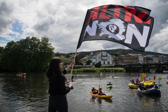 Manifestantes de la plataforma Ulloa Viva durante el descenso en balsas el río Ulla por la protesta contra la fábrica de celulosa Altri, a 4 de mayo de 2025, en Padrón (A Coruña). La Plataforma Ulloa Viva, que encabeza la concentración junto a otras organ