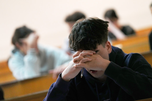 Alumnos durante el primer día de selectividad en Galicia, a 3 de junio de 2025, en Santiago de Compostela, A Coruña, Galicia (España). Un total de 12.946 estudiantes gallegos están matriculados para participar, entre este martes y este jueves, 3, 4 y 5 de