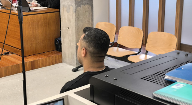 Un acusado de agresión sexual en el juicio celebrado el 3 de junio de 2025 en Vigo. La acusación particular pide 4 años de prisión, y la Fiscalía pide sobreseimiento, al no ver acreditado el delito.