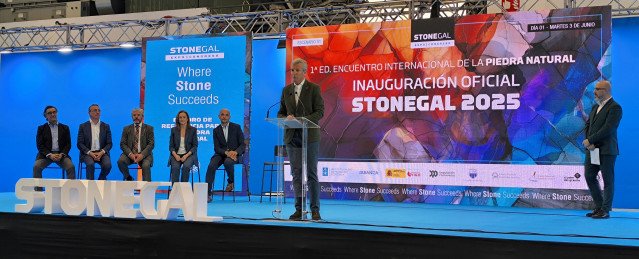 El presidente de la Xunta, Alfonso Rueda, durante el acto de inauguración de la feria de la piedra natural, Stonegal 2025, en el Instituto Ferial de Vigo.