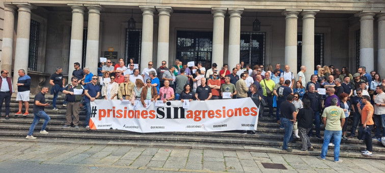 Funcionarios de prisiones de A Lama se concentran para denunciar las agresiones dentro del penal