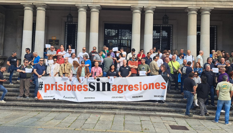 Concentración de funcionarios de prisiones contra agresiones en la cárcel de A Lama