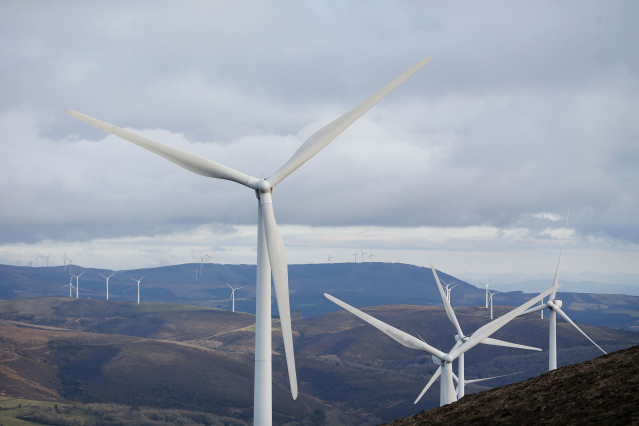 Archivo - Un parque eólico, a 28 de marzo de 2025, en Muras, Lugo, Galicia (España). El Tribunal Supremo ha dictado una sentencia que despeja el futuro de muchos proyectos de la industria eólica en Galicia. El hecho de que dos o más instalaciones de parqu
