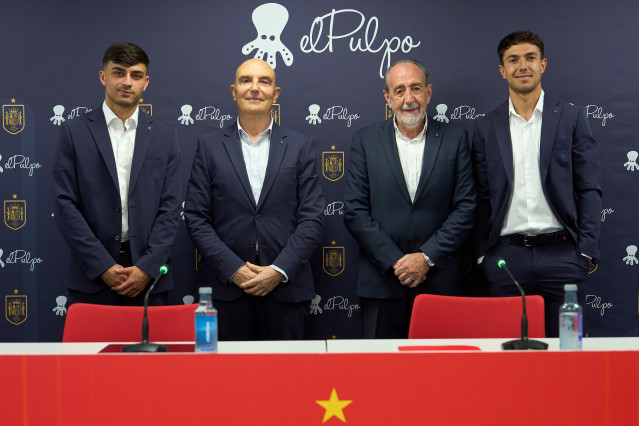 Presentación del nuevo traje oficial de elPulpo para la selección de fútbol