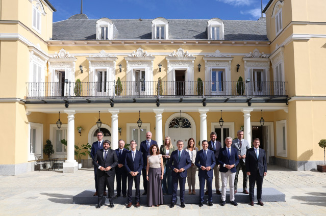 Archivo - Foto de familia, el presidente del PP, Alberto Núñez Feijóo, junto a los barones del PP, al llegar a una reunión con los presidentes autonómicos del Partido Popular, en el Palacio de los Duques de Pastrana, a 6 de septiembre de 2024, en Madrid (