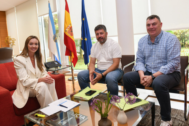 La conselleira de Política Social e Igualdade, Fabiola García, y el alcalde de Outes, Francisco Calo.