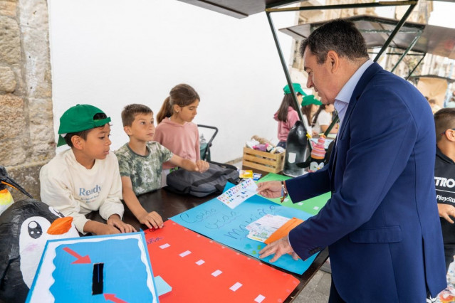 El conselleiro de Educación, Román Rodríguez, visita la muestra.
