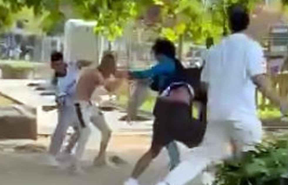 Momento en el que un joven apuu00f1ala a otro por la espalda en la pelea en Pontevedra