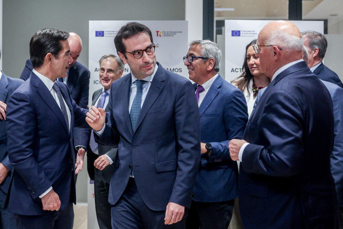 Archivo - (I-D)El presidente del BBVA, Carlos Torres Vila; el ministro de Economía, Comercio y Empresa, Carlos Cuerpo, y el presidente del Banco Sabadell, Josep Oliu, durante el acto de firma para la puesta en marcha de las líneas de financiación ICO Verd