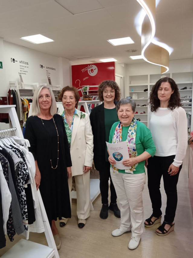 La directora de Cáritas Diocesana de Santiago de Compostela, Pilar Farjas, durante la presentación la Memoria de Sostenibilidad 2024 de Arroupa en el establecimiento ubicado en A Coruña