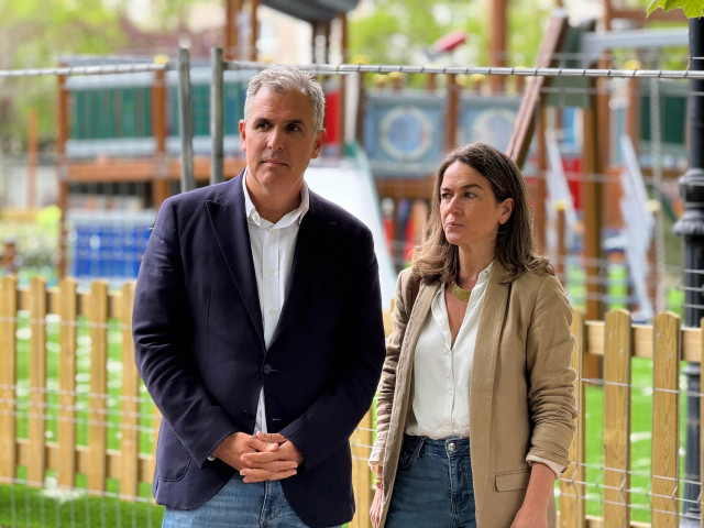 El portavoz municipal del PP, Rafa Domínguez, y la concejala y senadora popular, Pepa Pardo, en declaraciones