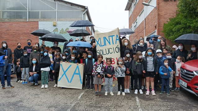 Protesta de la comunidad educativa del CEIP Chans Bembrive de Vigo para exigir a la Xunta el cambio de las cubiertas de fibrocemento.