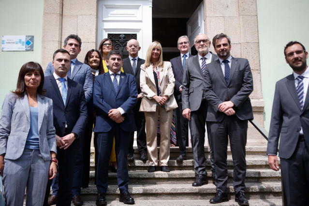 Foto de familia durante la inauguración de las XVIII Jornadas Jurídicas en la Casa de la Cultura de Sarria, a 4 de junio de 2025, en Sarria, Lugo