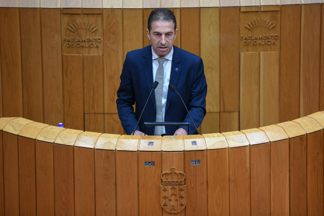 El conselleiro do Mar, Alfonso Villares, en el Parlamento
