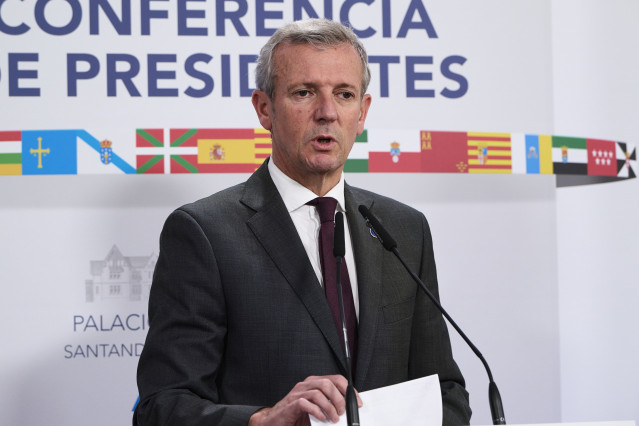 Archivo - El presidente de la Xunta de Galicia, Alfonso Rueda, ofrece una rueda de prensa durante la XXVII Conferencia de Presidentes, en el Palacio de la Magdalena, a 13 de diciembre de 2024, en Santander, Cantabria (España). La conferencia se celebra tr