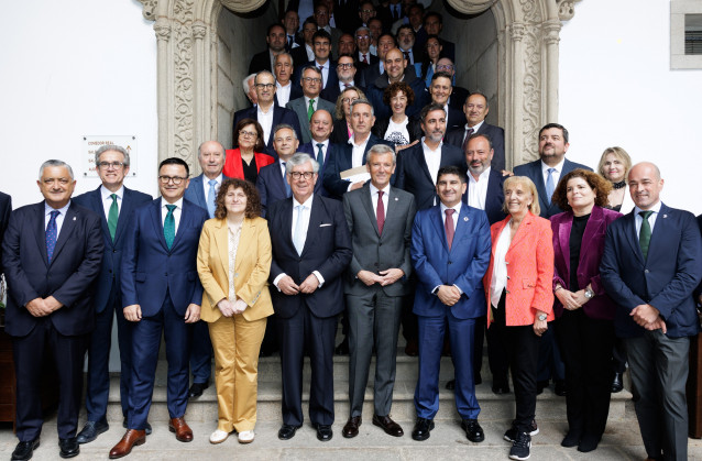 Alfonso Rueda, acompañado por el conselleiro de Emprego, José González, en la clausura de la Asamblea Xeral Ordinaria da Confederación de Empresarios de Galicia (CEG)