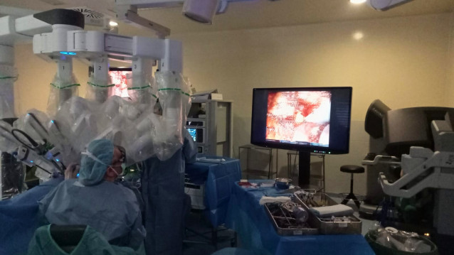 Operación del Servicio de Urología del Hospital Álvaro Cunqueiro de Vigo mediante la plataforma Da Vinci Xi.