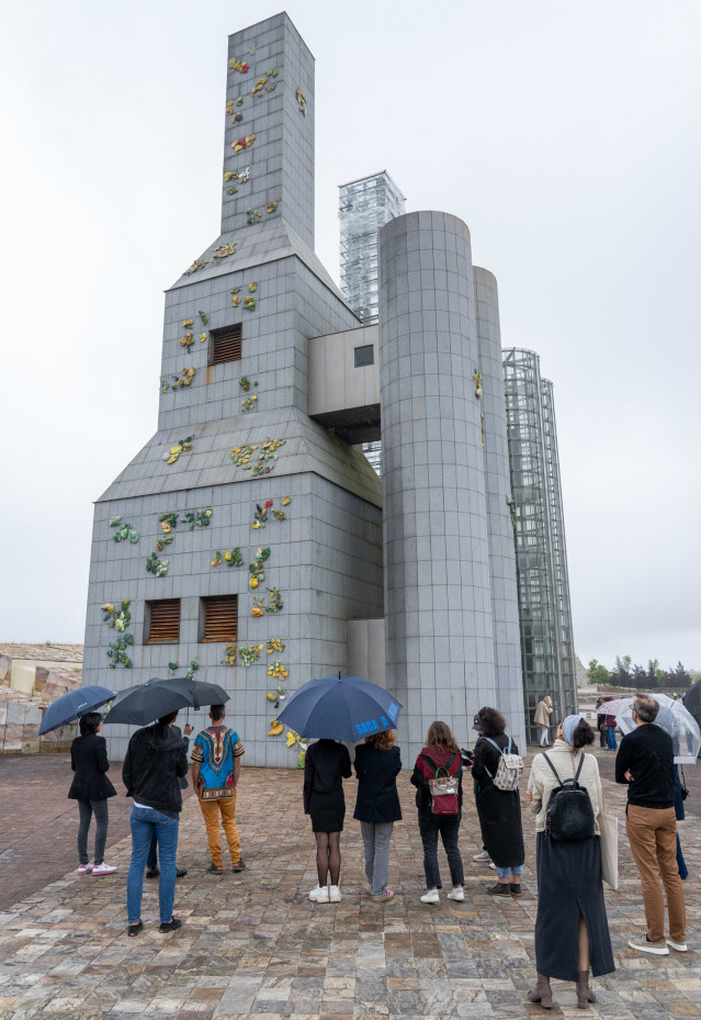 Una intervención artística recupera residuos plásticos industriales para revestir las Torres Hejduk del Gaiás, en Santiago de Compostela