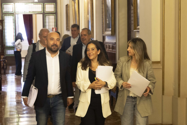 La alcaldesa de A Coruña, Inés Rey, junto a ediles a su llegada al pleno municipal
