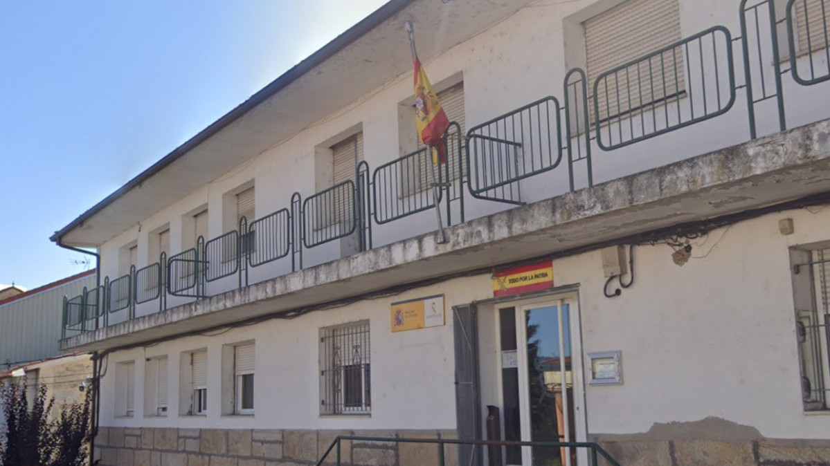 Cartel de la Guardia Civil en Maceda