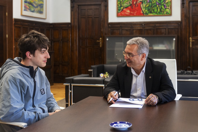 Reunión Luis Menor (Presidente de la Diputación Ourense) con Iván Pacios Iglesias (Escalador y campeón gallego)