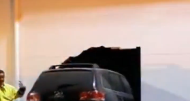 Conductor borracho empotra su coche contra el muro de un inmueble en Lugo