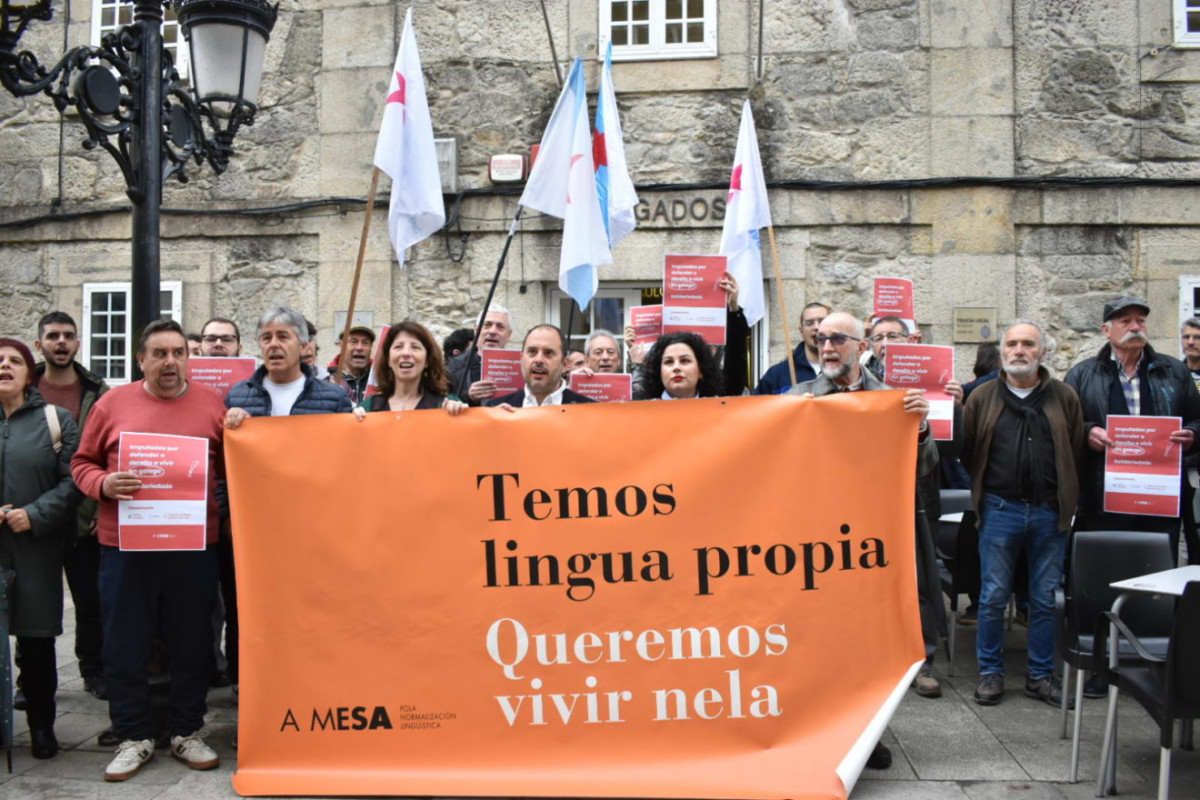 Los acusados y miembros de A Mesa frente al juzgado