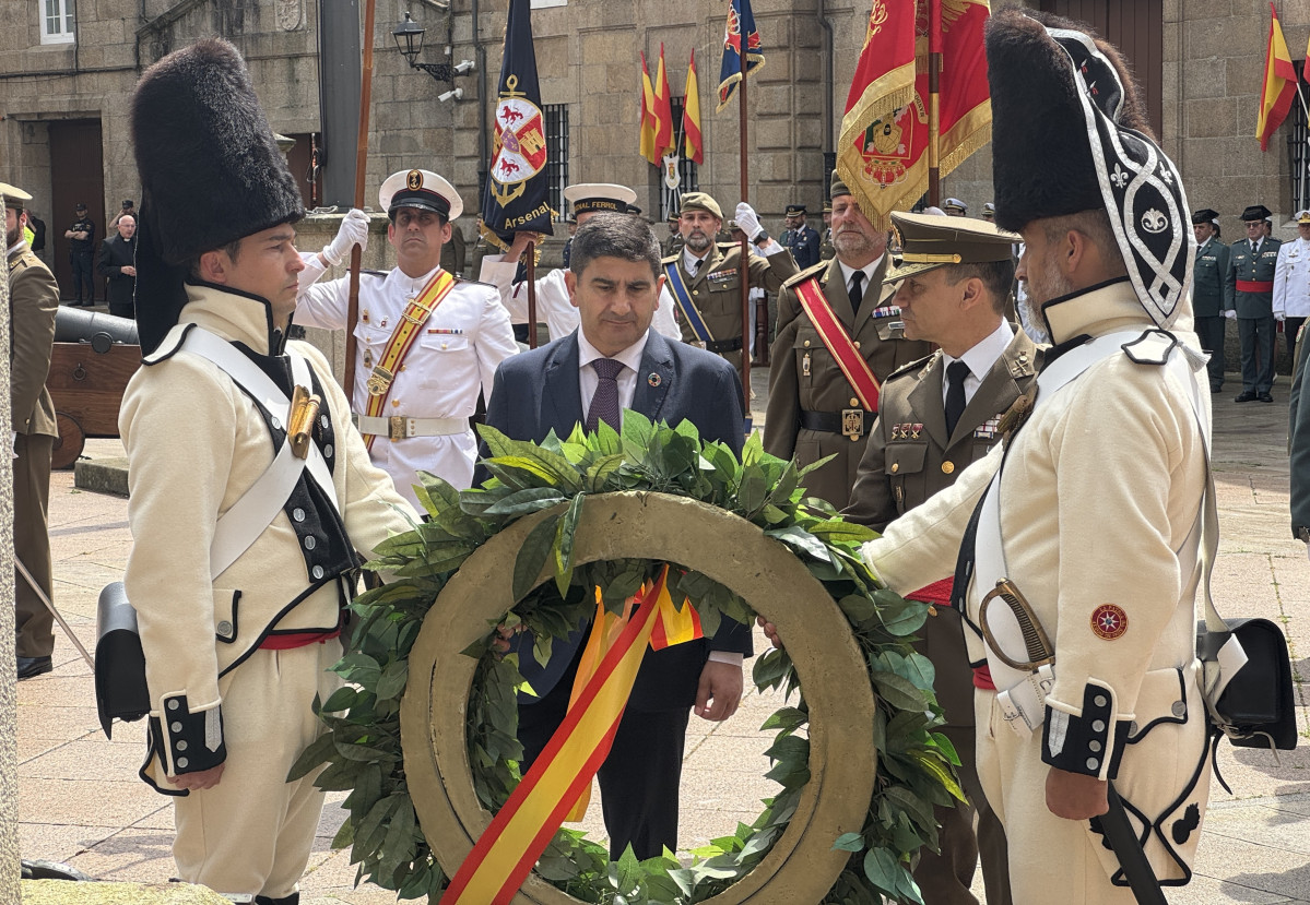 El delegado del Gobierno en Galicia, Pedro Blanco, participa en el izado solemne de la bandera de España para celebrar el Día de las Fuerzas Armadas en A Coruña.