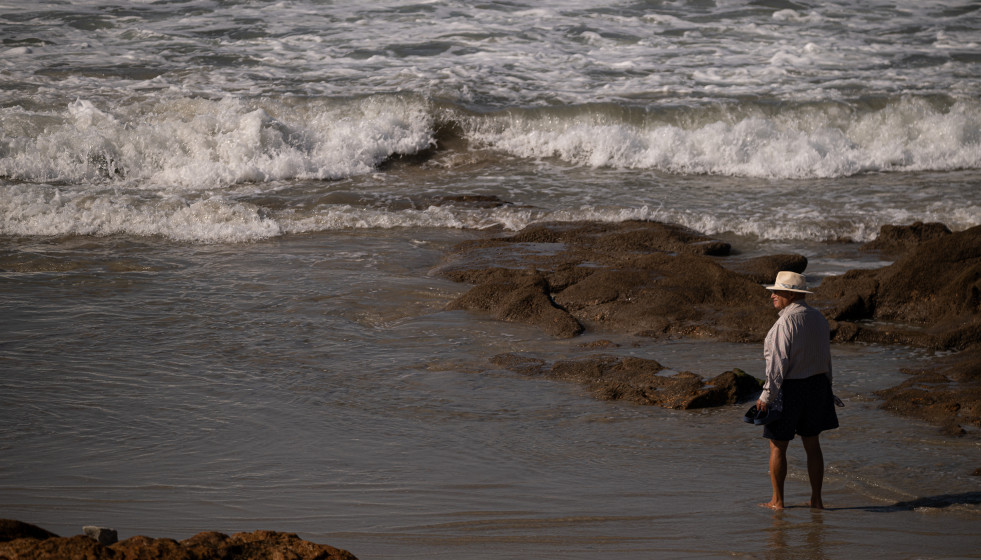 Archivo - Bañistas en la playa, a 8 de octubre de 2023, en Pontevedra, Galicia (España).