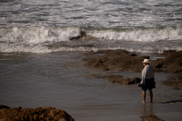 Archivo - Bañistas en la playa, a 8 de octubre de 2023, en Pontevedra, Galicia (España).