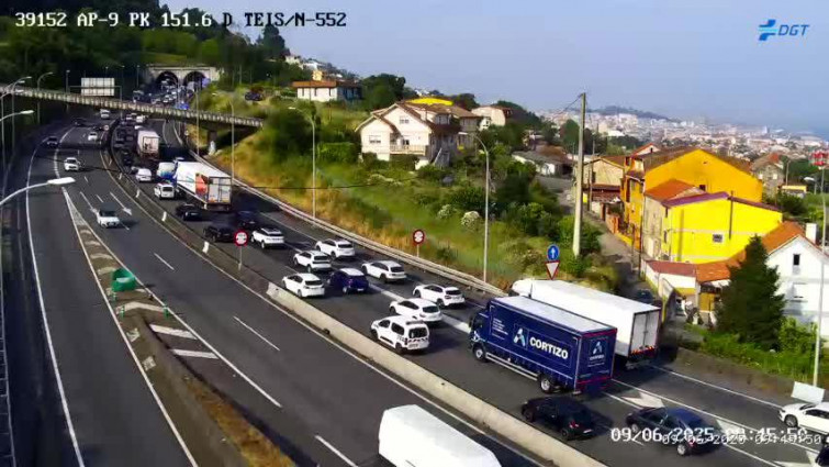 Atasco de varias horas en la AP-9 a su paso por A Madroa, Vigo, en la mañana de este lunes