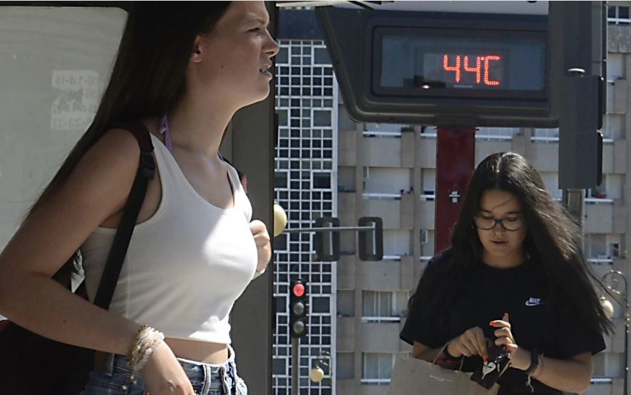 Archivo  Termómetro un verano en Ourense por encima de lso 40 grados