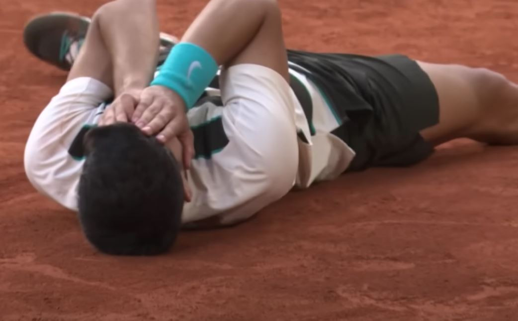 Alcaraz tras meter la derecha ganadora en el tie break del quinto set de la final de Roland Garros 2025