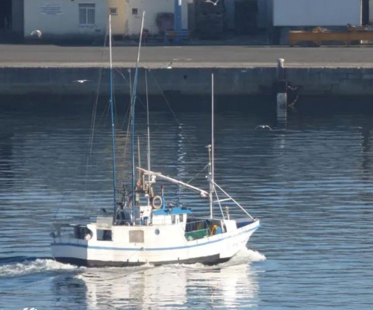 Naufragio en Ribeira: dos marineros rescatados en el hundimiento del pesquero 'Pegal' en Corrubedo