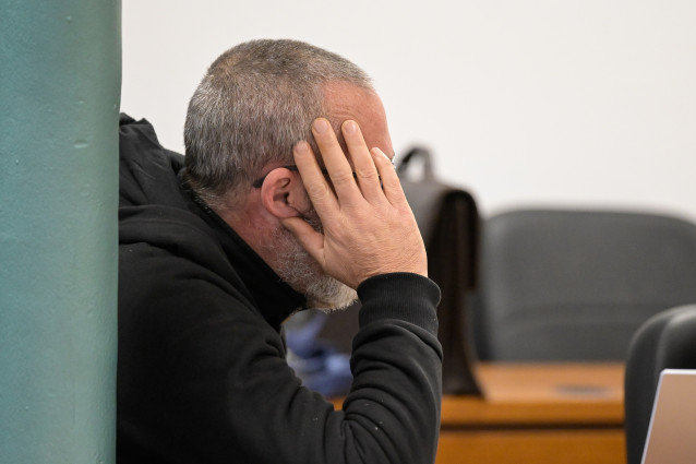 Archivo - El acusado, en la Audiencia Provincial de A Coruña, durante el juicio por el asesinato a una panadera en el barrio coruñes de O Birloque, en A Coruña.