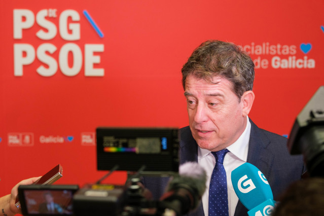 Archivo - El secretario general del PSdeG, José Ramón Gómez Besteiro, atiende a los medios de comunicación durante el debate de estado de la autonomía.