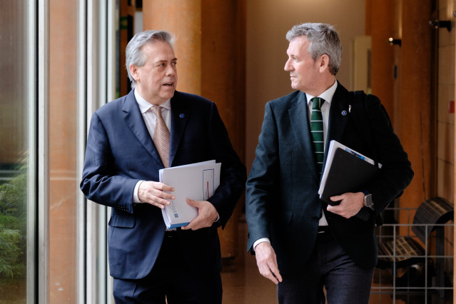 Archivo - El presidente de la Xunta, Alfonso Rueda, y el conselleiro de Sanidade, Antonio Gómez Caamaño.