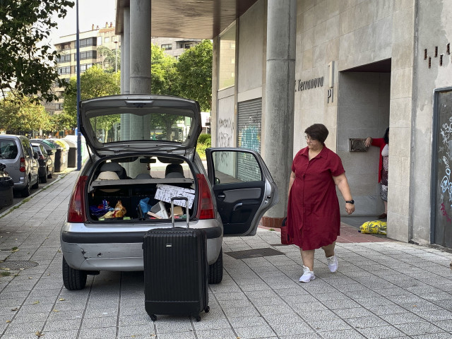 Una madre divorciada y su hijo abandonan su vivienda en Vigo, en ejecución de una sentencia de desahucio.